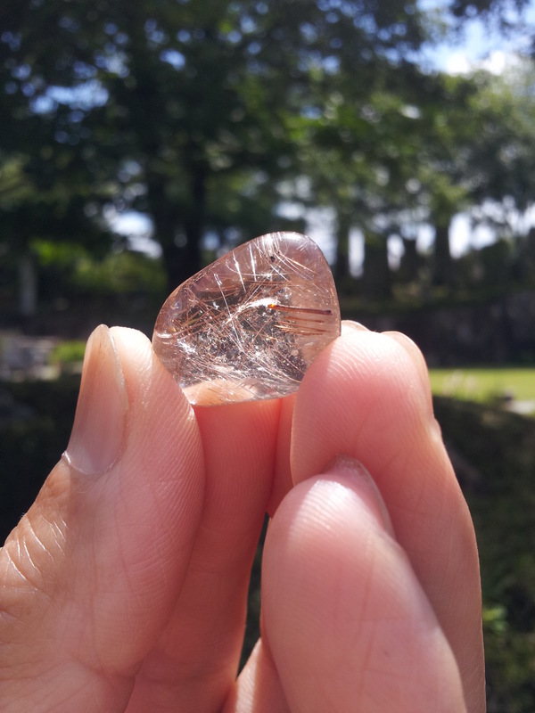 針入り水晶(ルチルクオーツ) を見つけよう - ストーンミュージアム博石